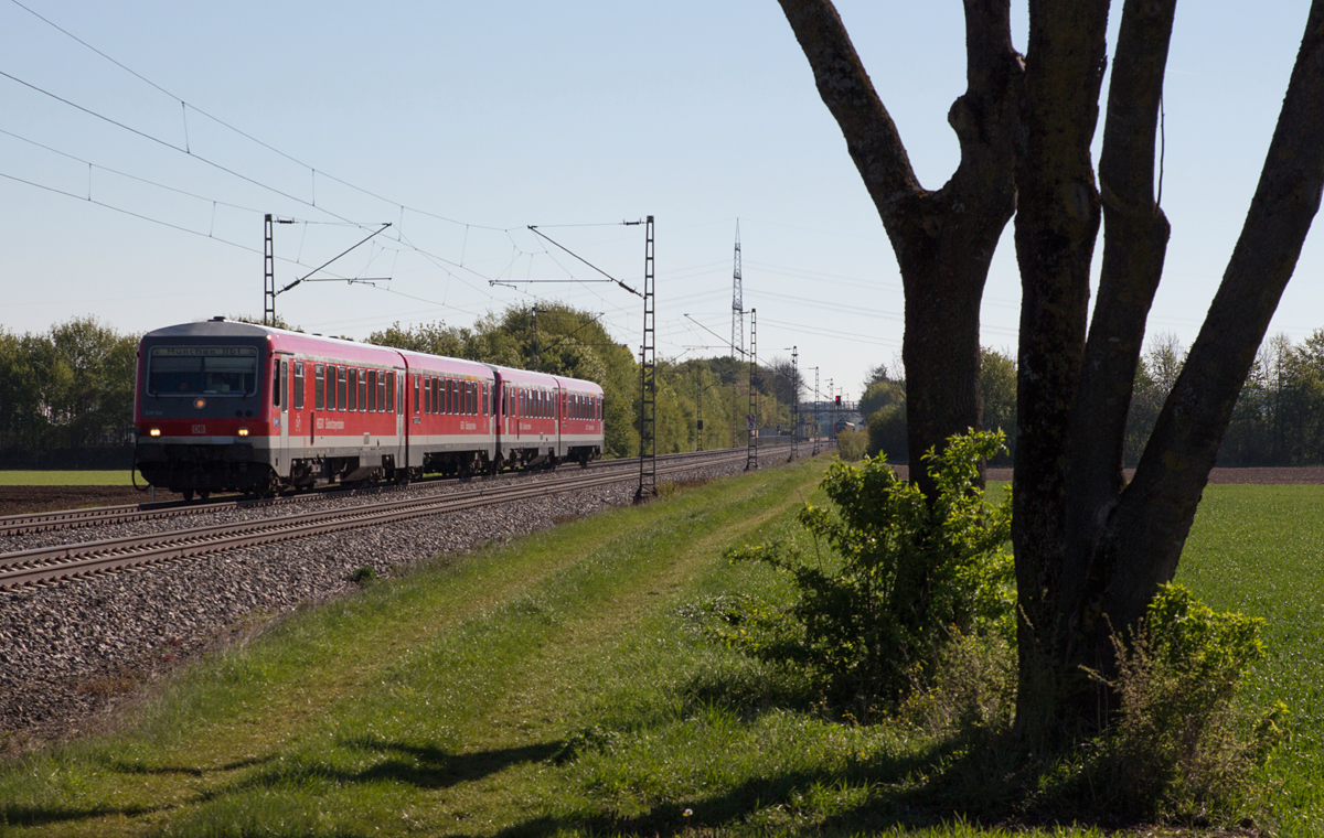 Hohes Streiflicht bekam eine 628-Doppel am Vormittag des 30. April 2017 ab, welches von Mühldorf nach München Hbf bei Heimstetten unterwegs war.