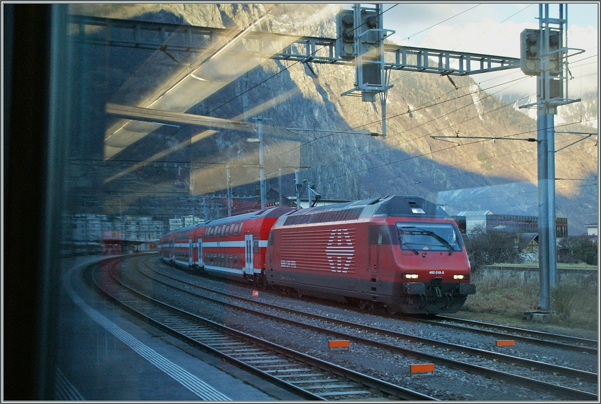 Ich hätte dieses (durch die Scheibe gemachte) qualitativ schlechte Bild nicht hochgeladen, wenn es nicht ziemlich einzigartig wäre: Die SBB Re 460 010-5 mit Doppelstockwagen der IR (Israel Railway) in Martigny. 
20. Feb. 2014