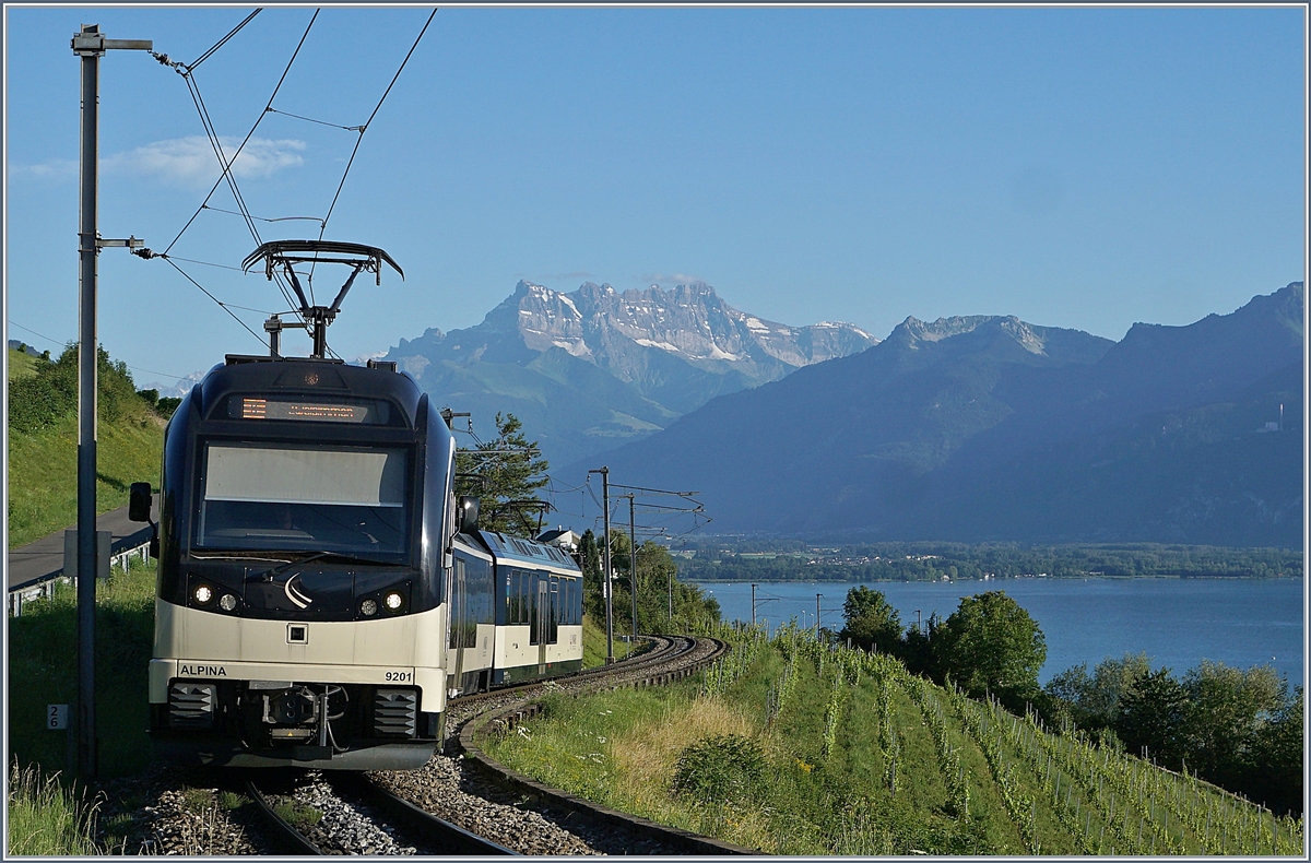 ieben Gipfel und vier Stromabnehmer ragen in den freundlichen Abendhimmel! Der MOB Regionalzug 2238 ist auf der Fahrt von Montreux nach Zweisimmen kurz vor Planchamp vor dem Hintergrund der fast Wolken freien Dents de Midi.

8. Juli 2020