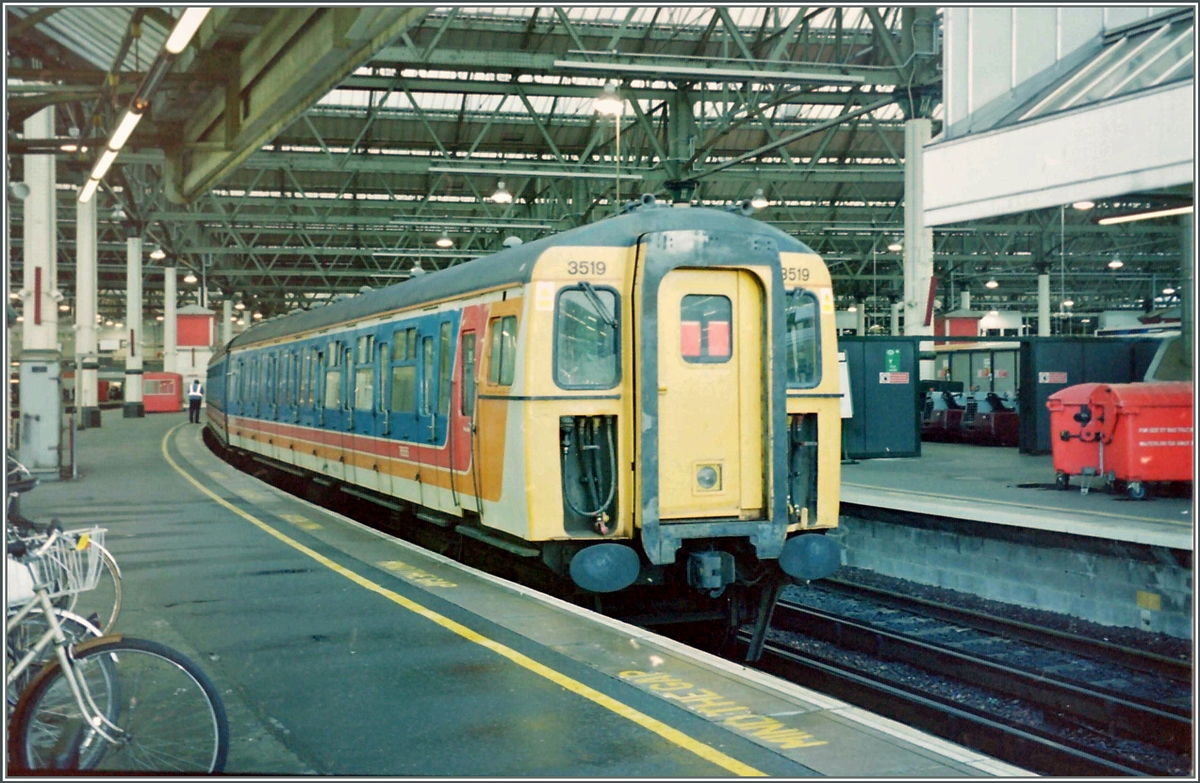 Im Süden England, auf dem Stromschienennetz fuhre lange Jahre dies Treibzüge, welche für fst jedes Abteil eine Türe anboten, was natürlcih eine raschen Fahrgastwechsel erlaubte.
London Charing Cross Station, 22. Sept. 1999