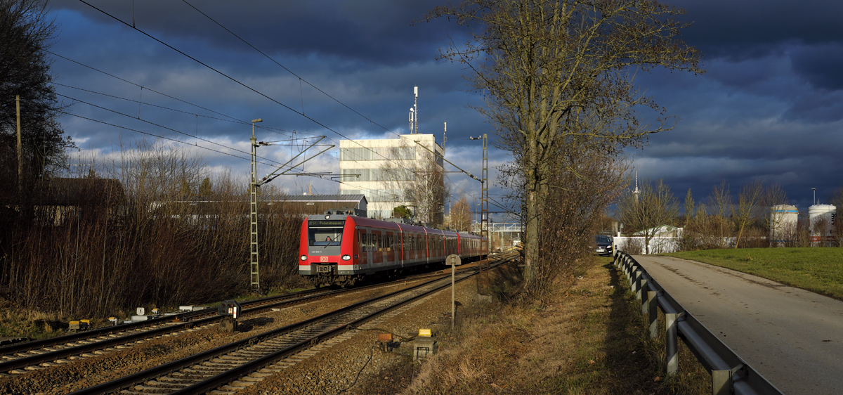 Immer wieder sorgte die Sonne nördlich der Alpen am 15.12.17 für eine kurzzeitige Theaterbeleuchtung an der KBS 940 in Markt Schwaben.

423 640-2 als S2 nach Petershausen beschleunigt gerade aus dem Bahnhof heraus nach Poing.