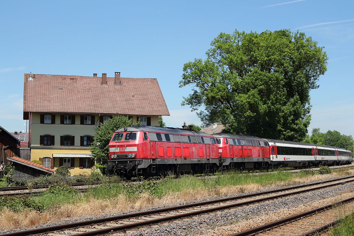 In Biessenhofen wurden am 13.06.13 die bereits nicht mehr im Dienst befindlichen 218 444-8 und 437-2 vor ihrem EC von München nach Zürich fotografiert.