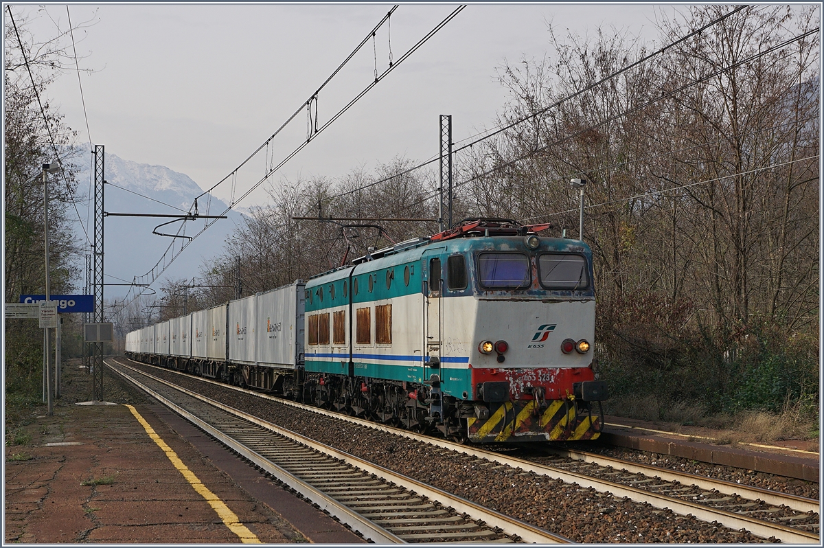 In Cuzzago zeigt sich die FS Trenitalia E 655 523 mit einem Containerzug auf der Fahrt Richtung Süden.
29. Nov. 2018