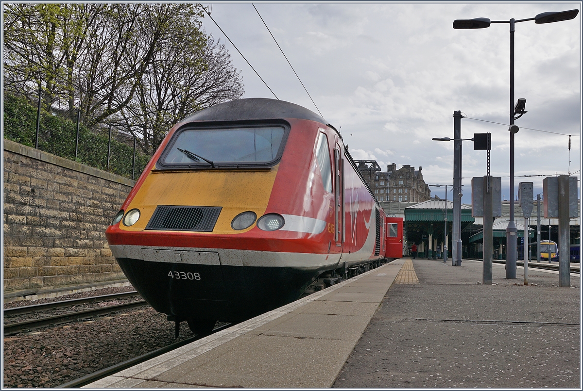 In Edinburgh wartet in East Coast Virgin HST 125 Class 43 auf die Abfahrt nach Aberdeen. 22. April 2018
