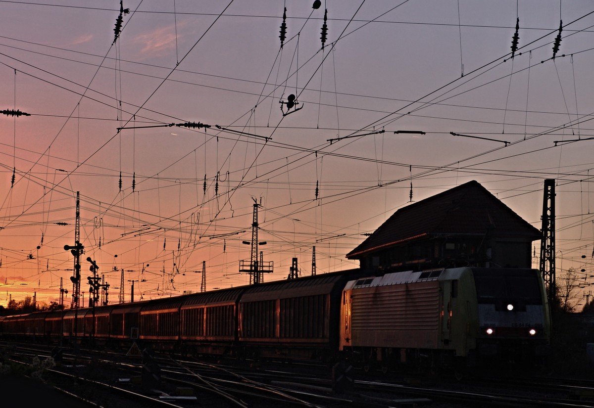 In der letzten Sonne des 10.11.2013 fährt ES 64 F4-095 (189 995-4) mit ihrem H-Wagen Zug durch Halle Saale in Richtung Rostock.