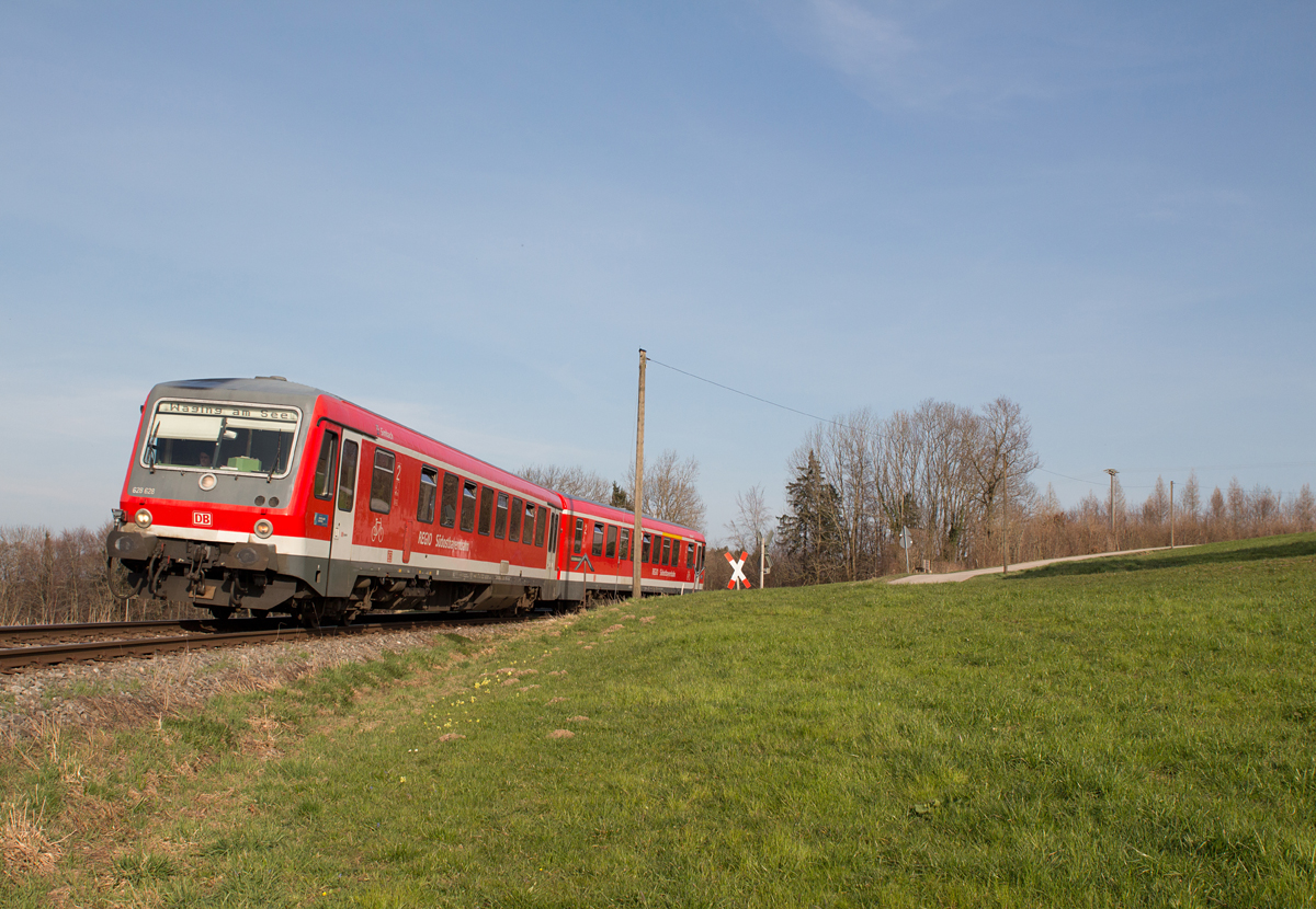 In Oberhalling (Strecke Traunstein - Waging am See) legte sich am 10.04.15 der Mühldorfer 628 628-0 an einem Bü in die Kurve.