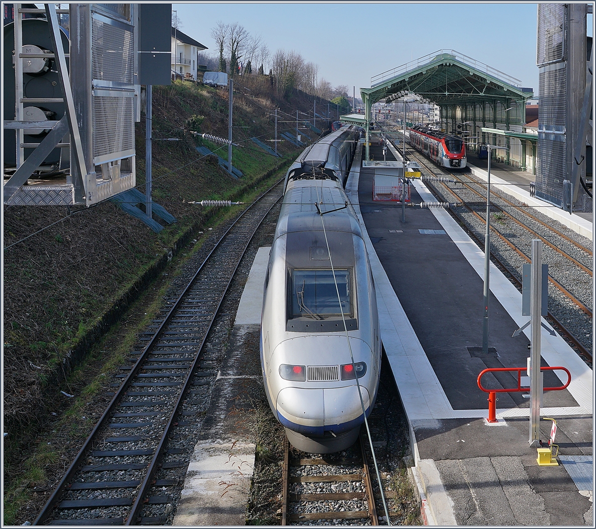In der Saison im Winter und Sommer verkehren an Wochenenden direkte TGV Züge von Paris nach Evian, ein solcher ist hier nach seiner Ankunft in Evian zu sehen. 

8. Feb. 2020