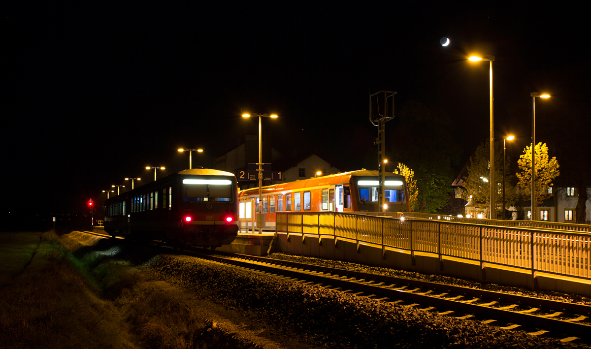 In Steinhöring kreuzen sich die beiden eingesetzten Züge des  Filzenexpresses  Wasserburg (Inn) - Grafing Bahnhof.

So kam es am 29.04.17 spätabends um halb elf zur Begegnung von 628 593-6 in Richtung Grafing Bahnhof und 628 576-1 in Richtung Wasserburg (Inn).