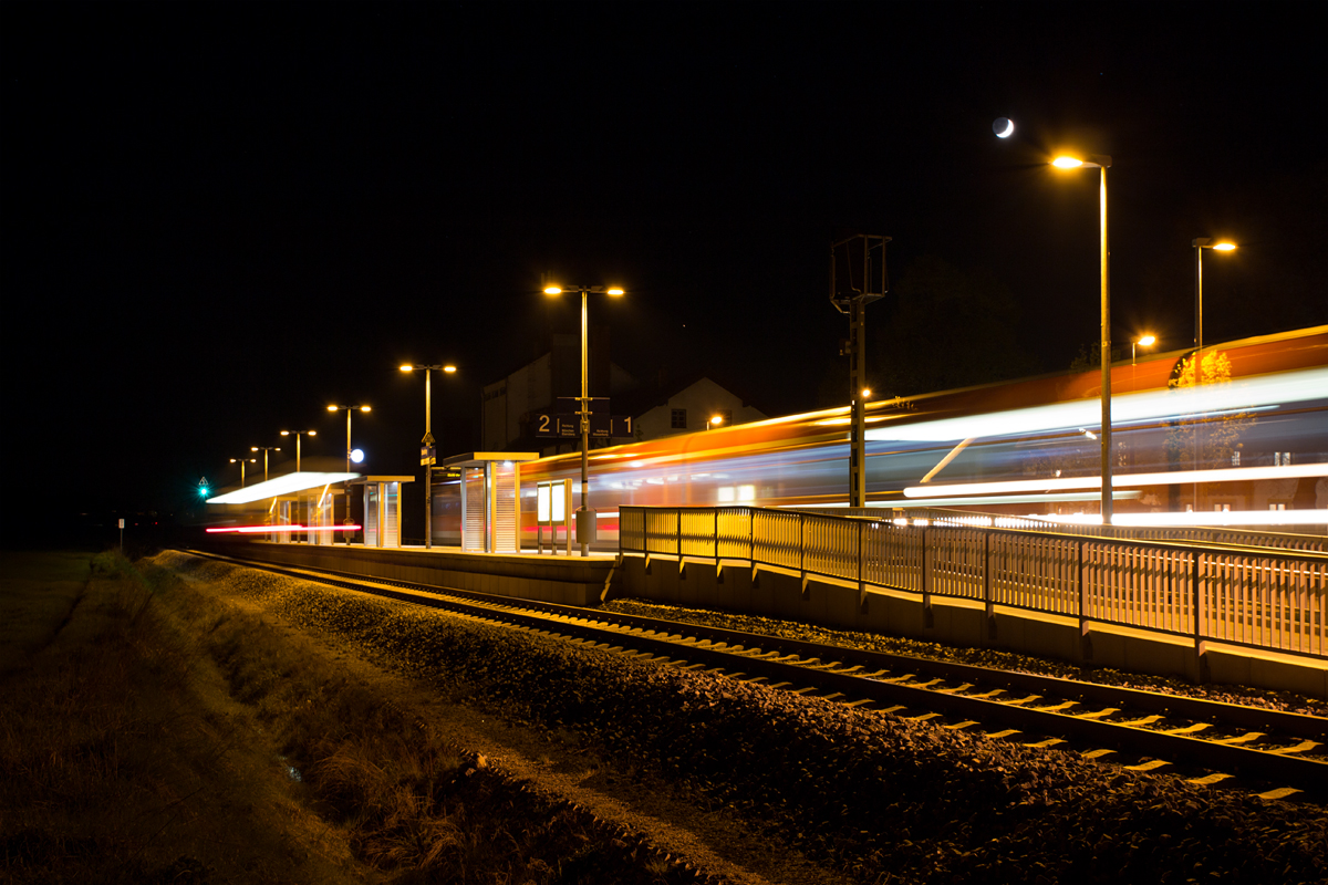 In Steinhöring kreuzen sich die beiden eingesetzten Züge des  Filzenexpresses  Wasserburg (Inn) - Grafing Bahnhof.

So kam es am 29.04.17 spätabends um halb elf zur Begegnung von 628 593-6 in Richtung Grafing Bahnhof und 628 576-1 in Richtung Wasserburg (Inn).

Beide fuhren gerade ab.