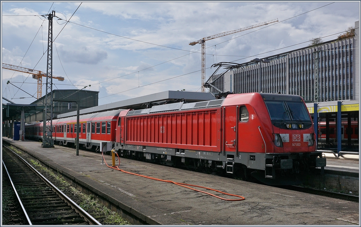In Stuttgart wartet die DB 147 003 mit einem  Silberling -Wagenpark auf die nächste Fahrt.
20. Sept. 2017 
