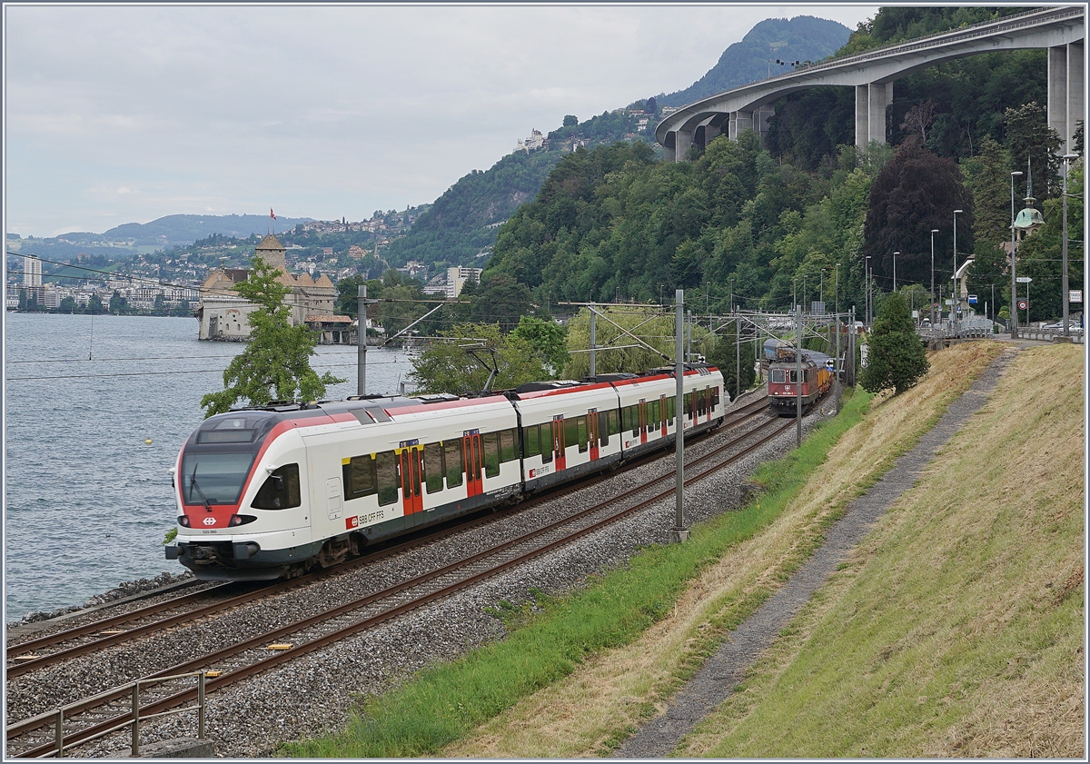 In der Zeit kurz vor bis kurz nach elf herrscht bei Villeneuve erfreulich viel Verkehr: Im Bild der SBB RABe 523 051 als RER bremste den im Hintergrund kommenden Güterzug etwas aus.

24. Juli 2020