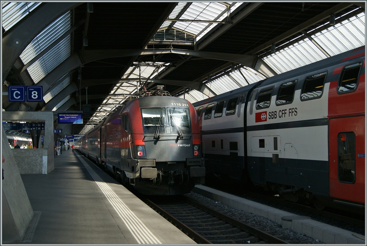 In Zürich wird der RJ 361 nach Wien Westbahnhof bereitgestellt mit der ÖBB 1116 211 bereitgestellt.
6. Juni 2015
