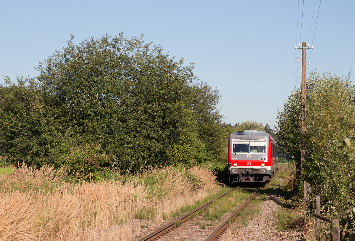 Ja, diese Perspektiven einer kleinen Nebenbahn gibt es in Deutschland anno 2016 noch. 
Hier ist es 628 560-5, der von Traunreut nach Traunstein (KBS 949) am 25.08.16 unterwegs ist und gleich den Bahnhof Matzing erreicht.