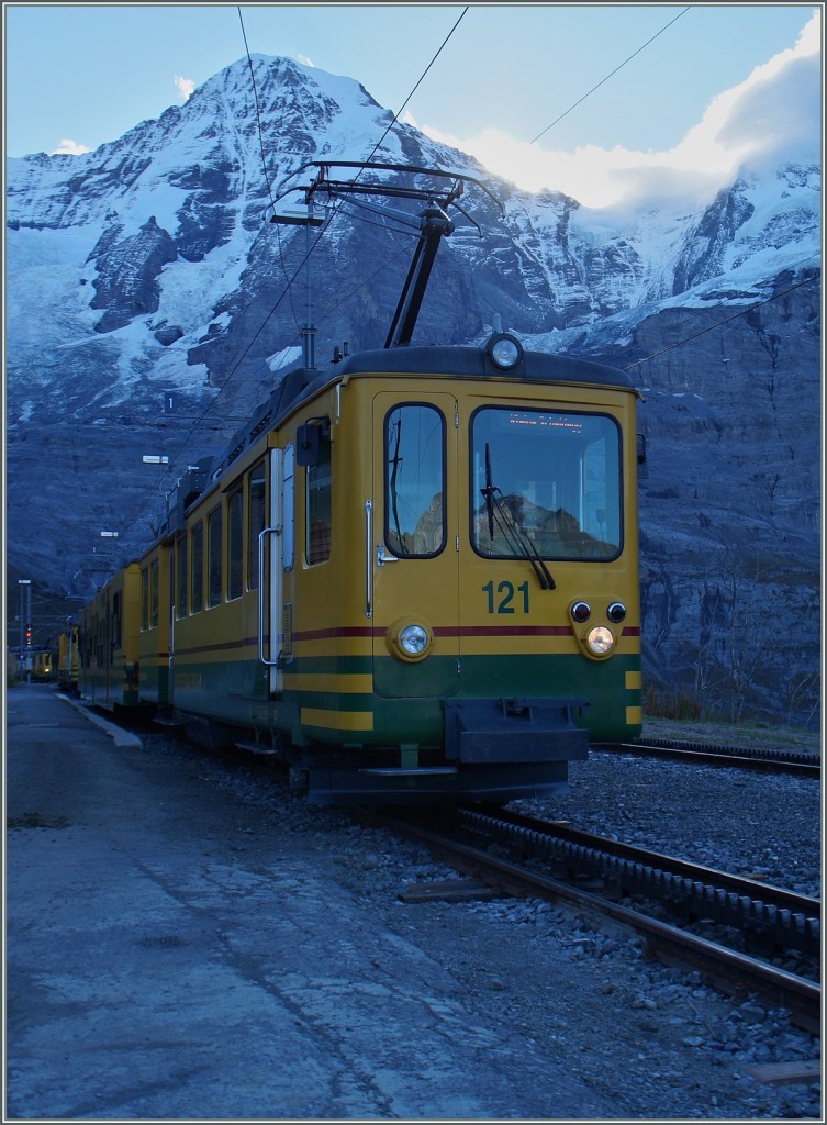 Kurz nach 10 versperren die mächtigen Berge der Jungfrauregion der Sonne noch den Weg zur Station Wengeneralp, wo sich in einem auf die Kreuzung wartenden WAB Zug die oberhalb Mürren in der Frontscheibe spiegeln.
9. Okt. 2014