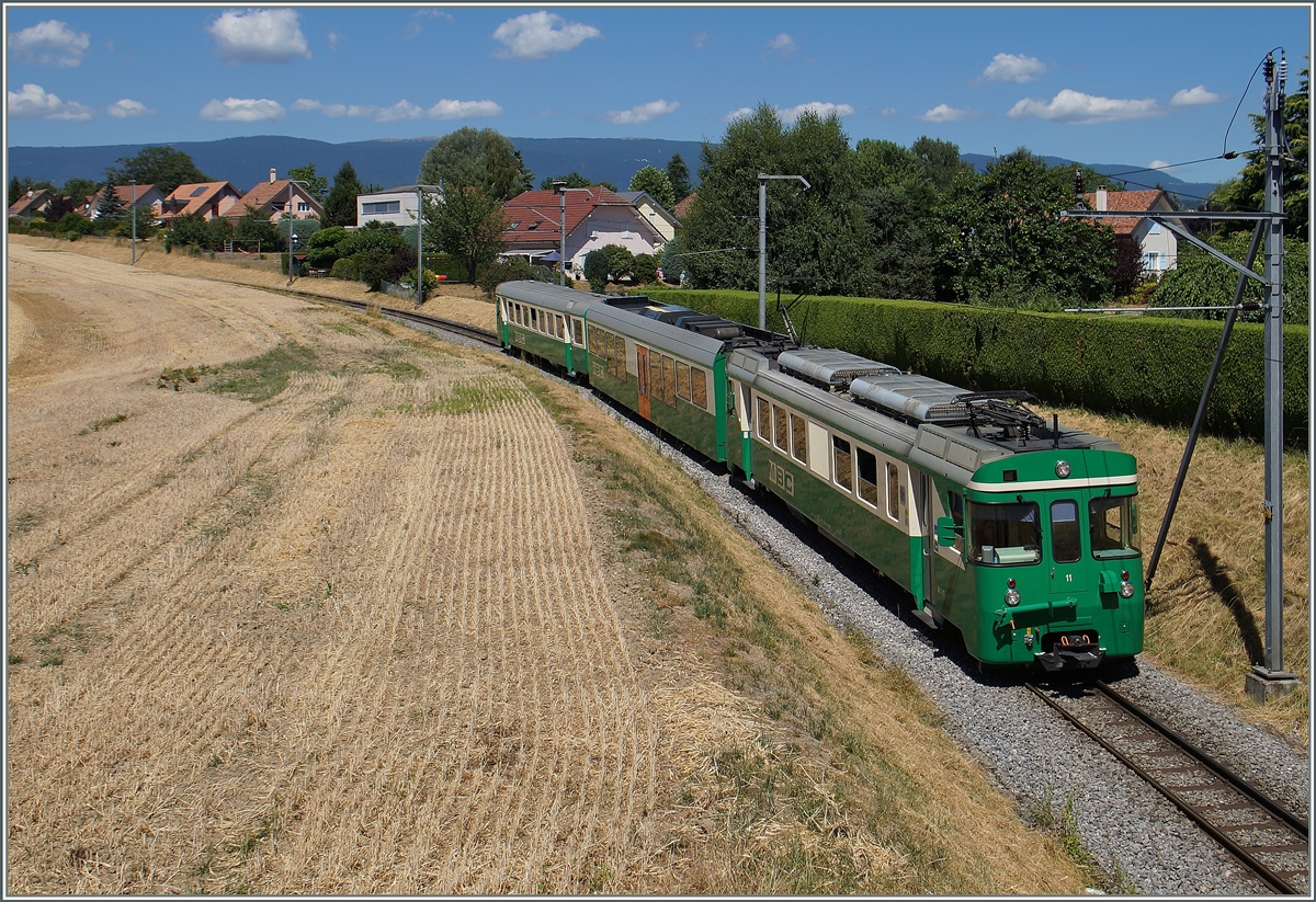 Kurz vor Vufflens le Château konnte dieser in Richtung Morges fahrende BAM MBC Regionalzug fotografiert werden. 
21. Juli 2015