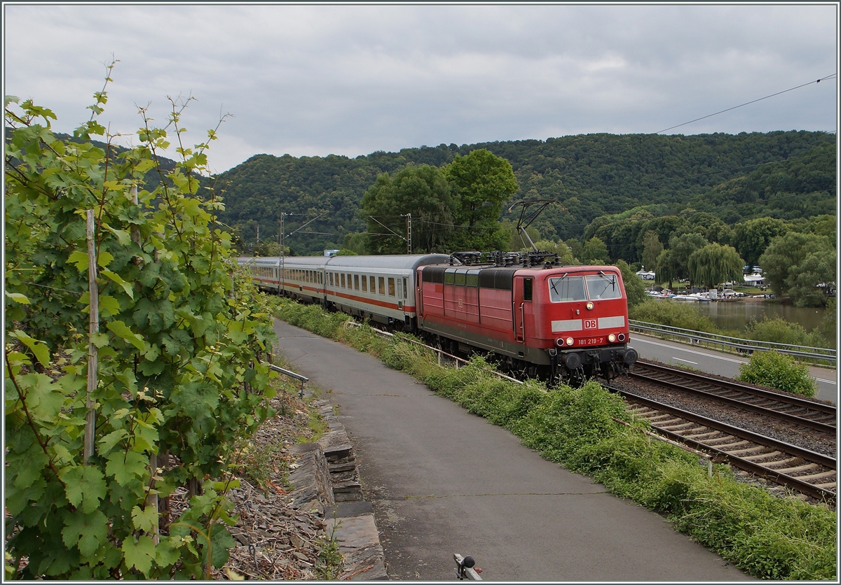 Leider ist die Zeit der IR/IC Züge auf der Moselstrecke bald vorbei.
181 219-7 mit einem IC bei Winningen.
20. Juni 2014