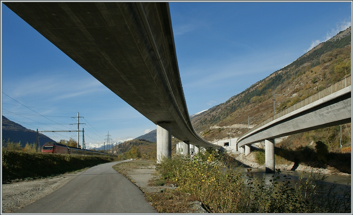 Links im Bild ereicht ein  Walliser IR  von Lausanne kommend die Abzweigung zum Lötschberg Basistunnel, dessen Südportal im Hintergrund zu sehne ist.
7. Nov. 2013 