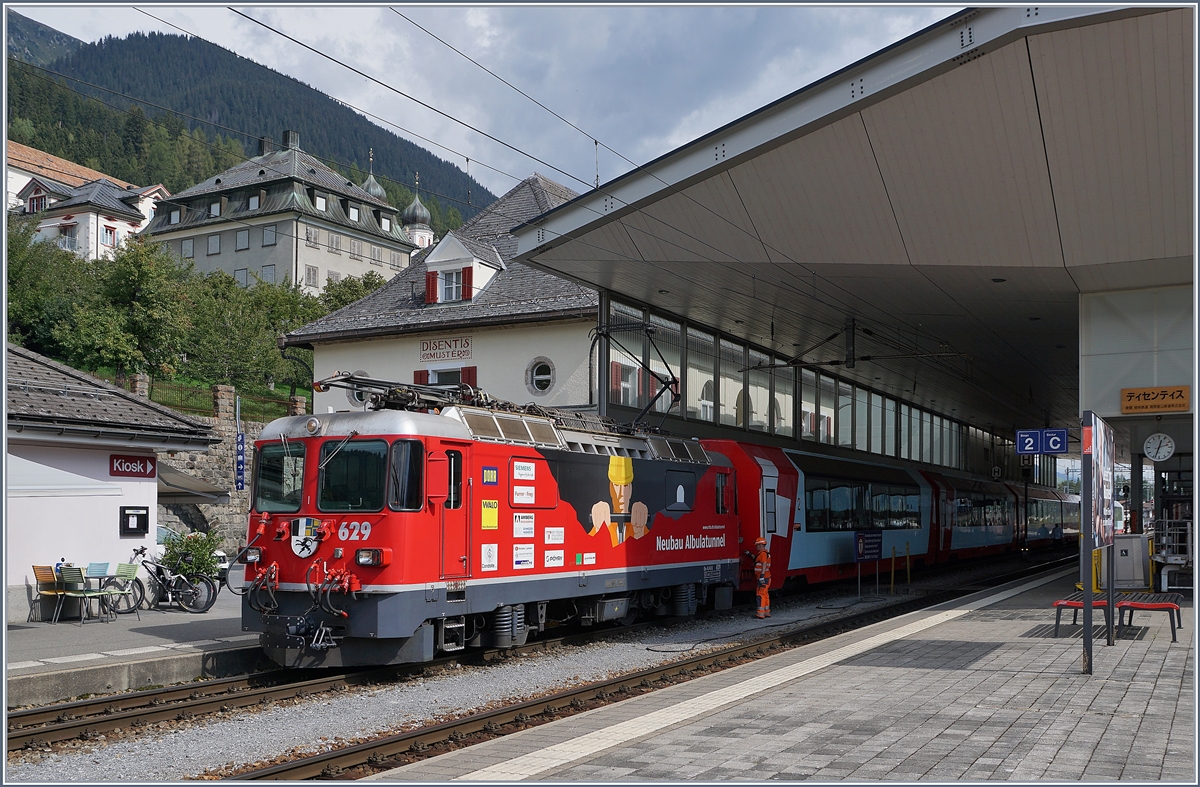 Lokwechsel beim Glacier Express PE 903 St. Moritz - Zermatt in Disentis: Die RhB Ge 4/4 II 629 hat mit ihrem Glacier Express PE 903 Disentis erreicht und wird nun abgekuppelt. 

16. Sept. 2020
