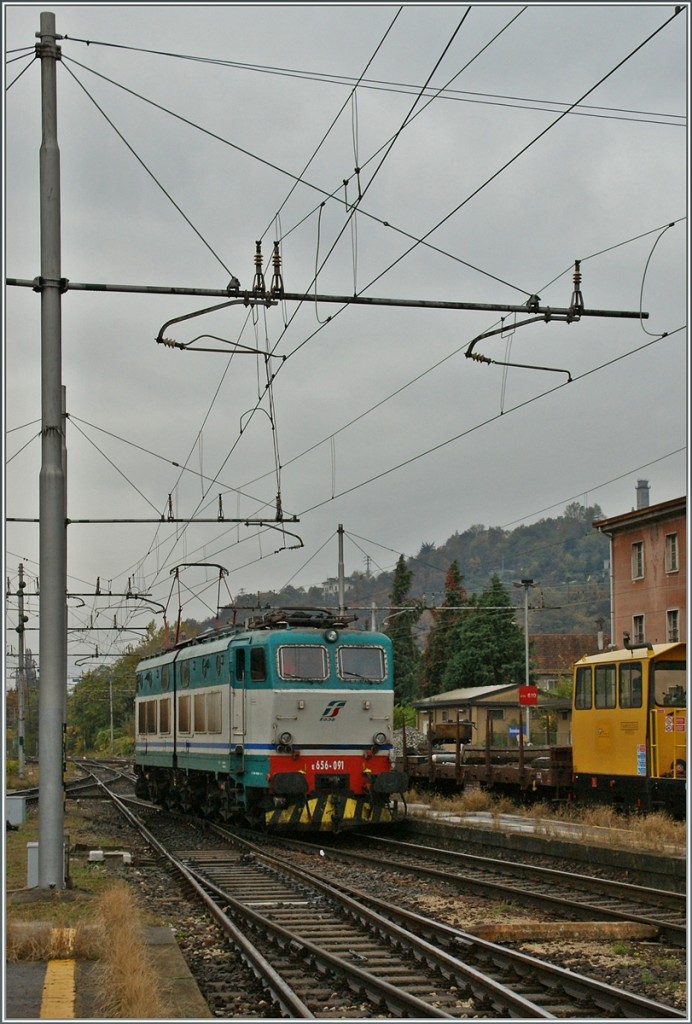 Lokwechsel in Domodossola: Die FS 656 091 kehrt aus dem Bahnhofsvorfeld zurck.
31. Okt. 2013