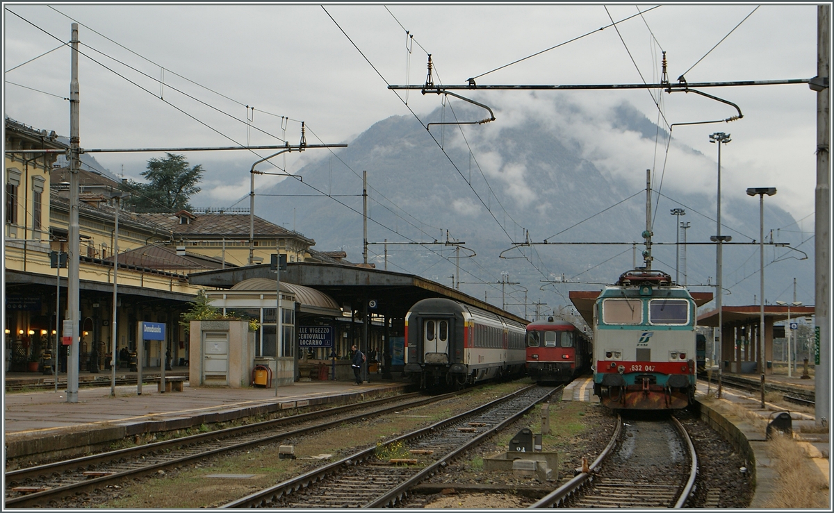 Lokwechsel in Domodossola: Traktionsloser EC 37 in Domodossola.
31. Okt. 2013