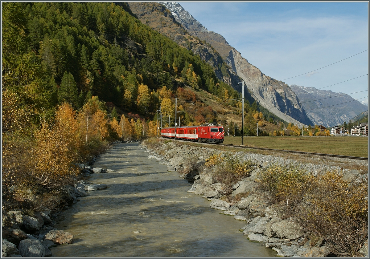 MGB HGe 4/4 mit einem Regionalzug nach Zermatt kurz nach Tsch.
21.10.2013