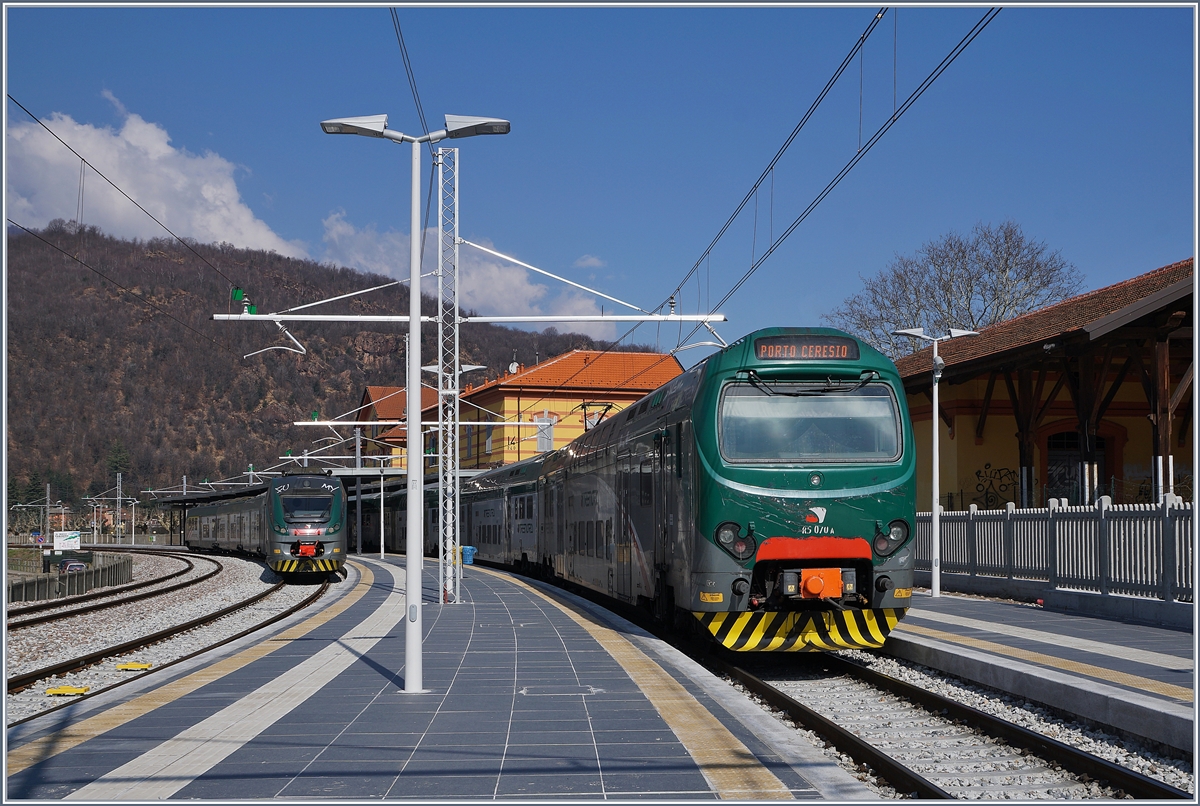 Mit dem Bau der Strecke Mendrisio - Stabio - Varese war auch die komplette Erneuerung der Stichstrecke von Arcisate nach Porte Ceresio verbunden. Das Bild zeigt den schmucken Endbahnhof des sehenswerten Ortes Porto Ceresio mit dem soeben aus Milano Porta Garibaldi eingetroffen Trenord Ale 711 161 (UIC 94 83 4711 161-9 I-TN) auf Gleis 1 und dem im Hintergrund auf Gleis 2 abgestellten Trenord ETR 245 165 (UIC 94 83 4425 165-7 I-TN).
21. März 2018