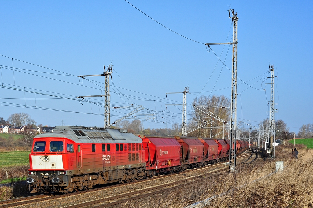 Mit dem Kalizug 60758 (Baalberge-Wismar) rollt die 232 283 am 28.11.2013 durch den Abzweig Riekdahl in Richtung Rostock Hbf. Am Zugschluss schiebt die 233 525.