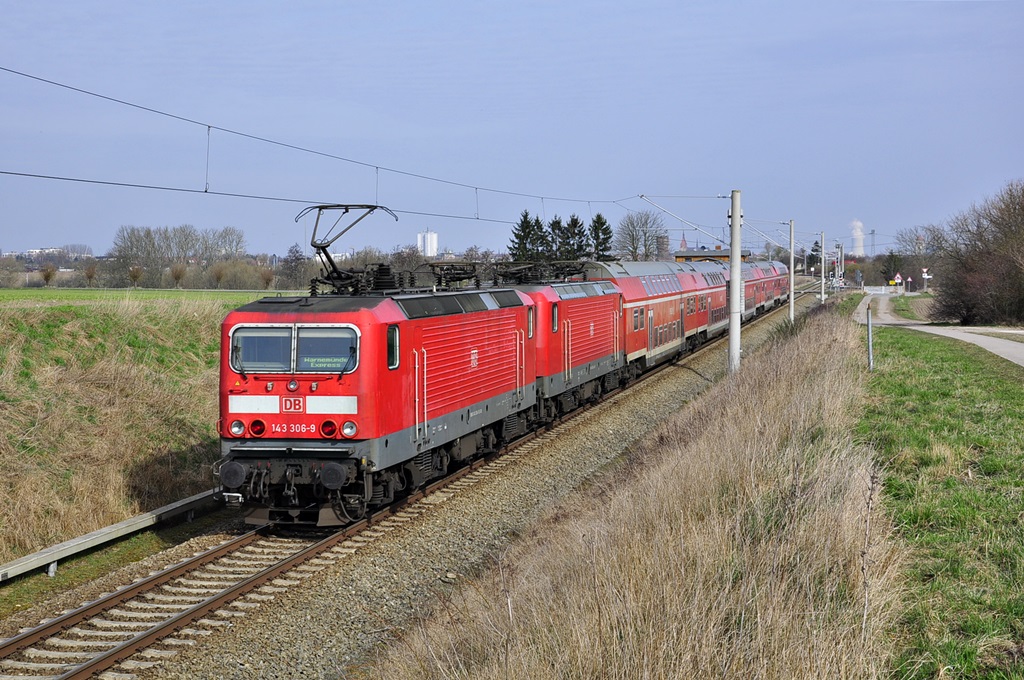 Mit dem RE 18490 rollt die 143 306 durch Gragetopshof in Richtung Rostock.