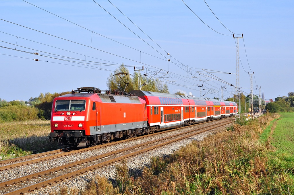 Mit dem RE 4306 hat die 120 202 am 16.09.2014 Rostock Hbf verlassen,hier in Sildemow.
