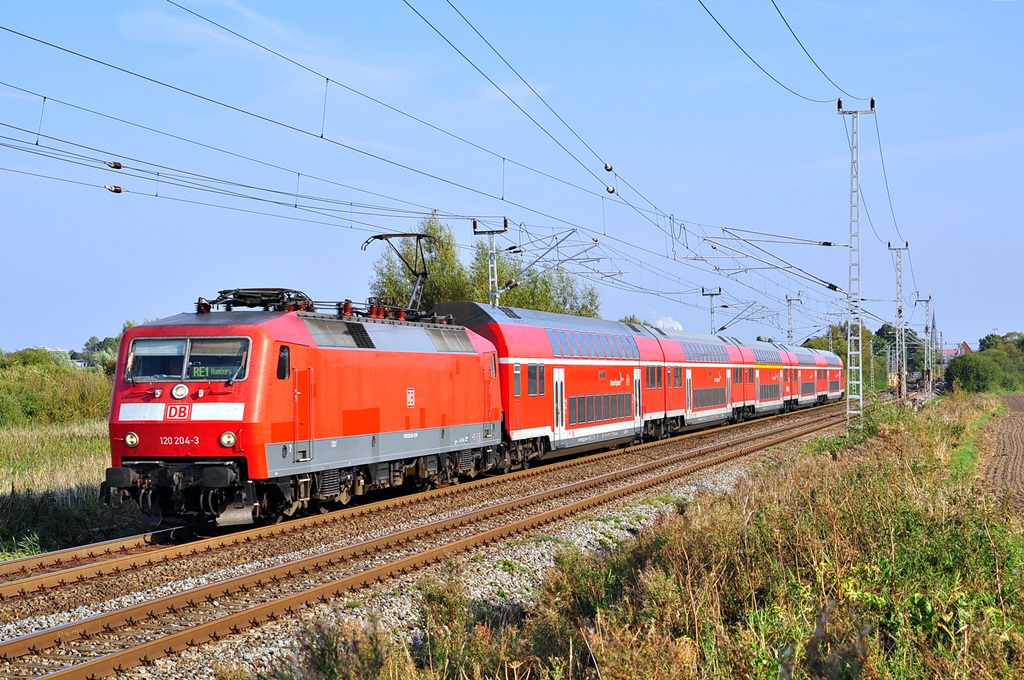 Mit dem RE 4306 nach Hamburg hat die 120 204 gerade Rostock Hbf verlassen und fährt in Richtung Schwerin.