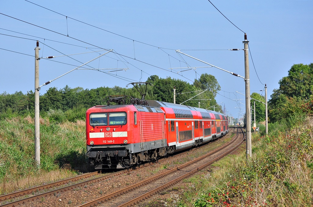 Mit dem RE 4308 rauscht die 112 148 am 16.09.2014 durch Sildemow in Richtung Schwerin