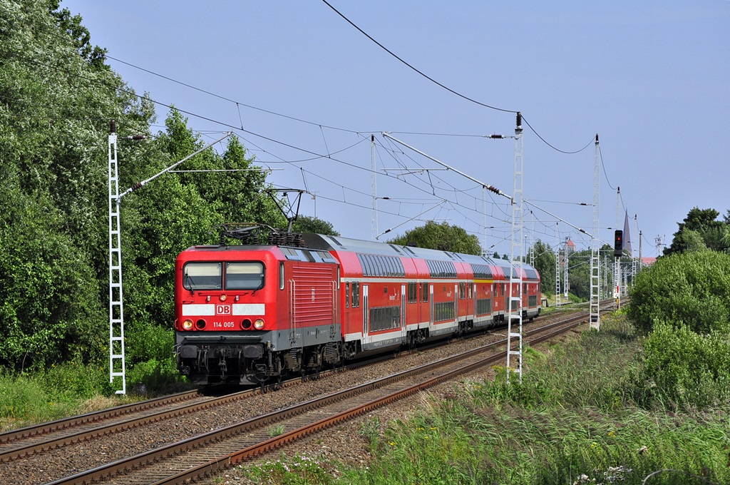 Mit dem Re 4308 rauscht die 114 005 am 18.08.2015 durch Sildemow in Richtung Schwerin.