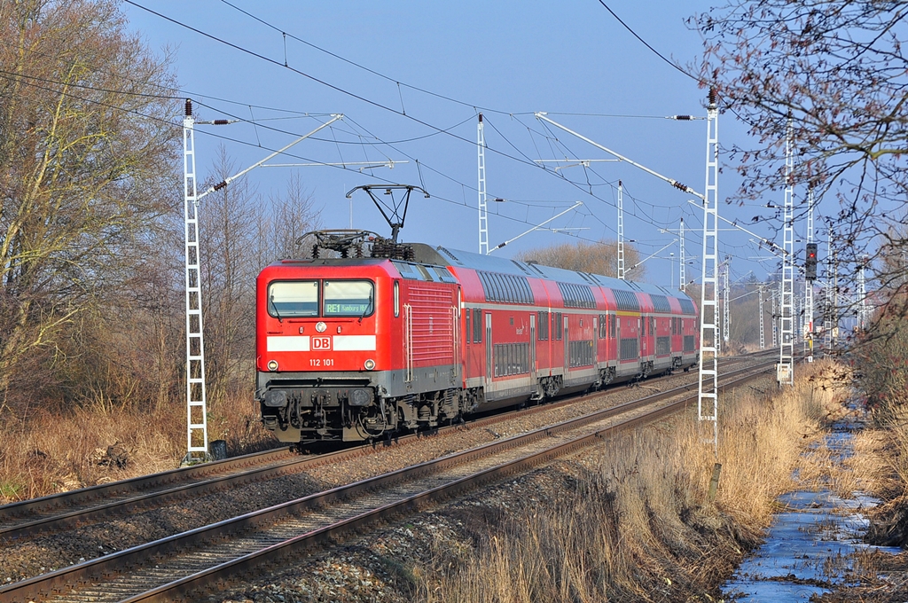 Mit dem RE 4308 rollt die 112 101 nach Hamburg.Als Ersatz für ausgefallene Loks der BR 120.2 springen die 112er immer wieder ein.