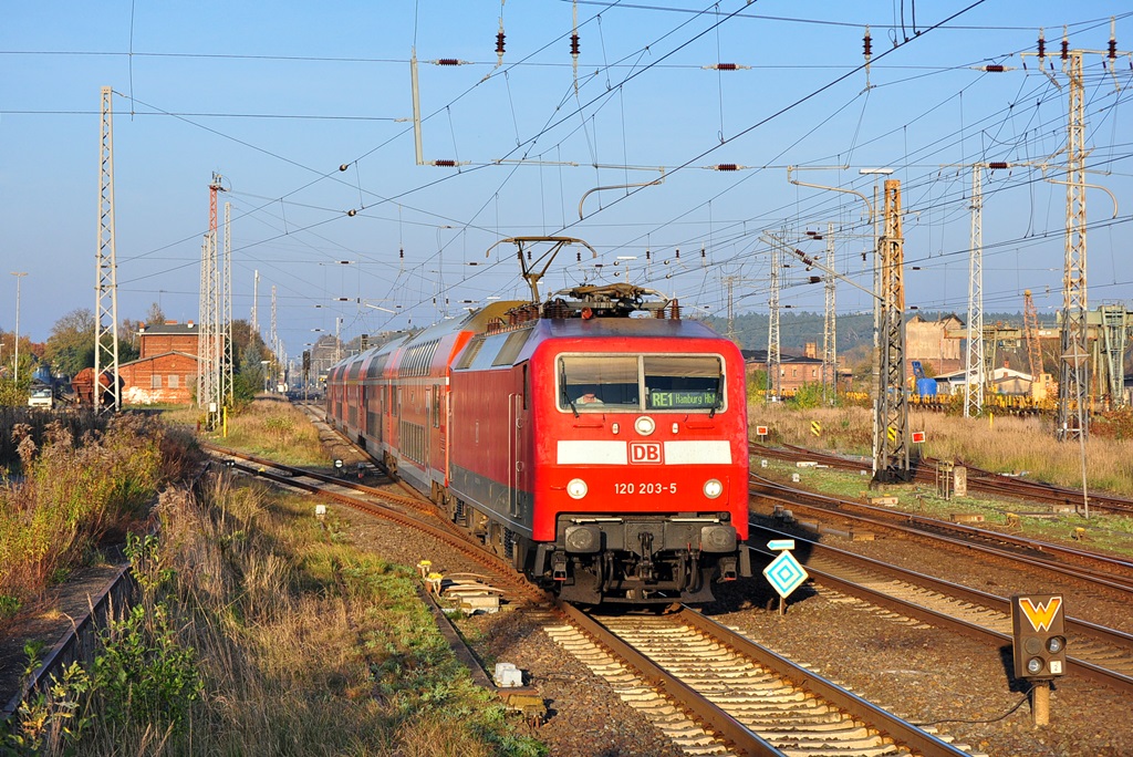 Mit dem RE 4312 (Rostock-Hamburg) verlässt die 120 203 am 28.10.2014 den Bhf Bützow.