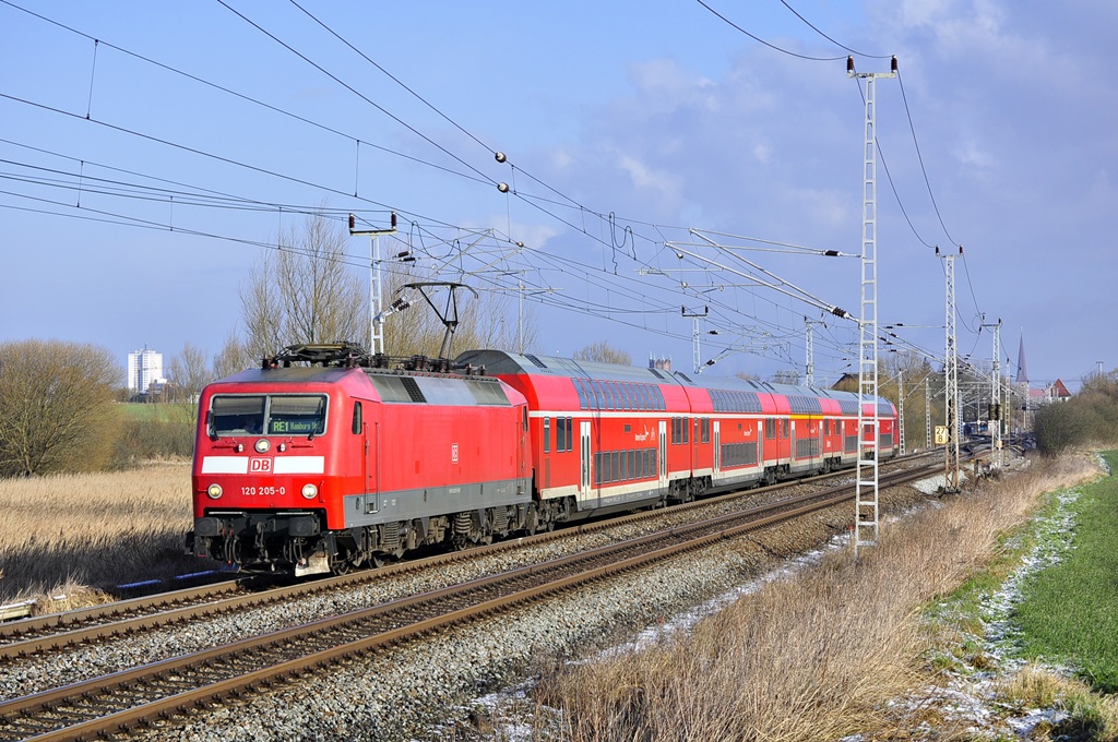 Mit dem RE4306 nach Hamburg ist die 120 205 am 04.03.2015 in Rostock gestartet.