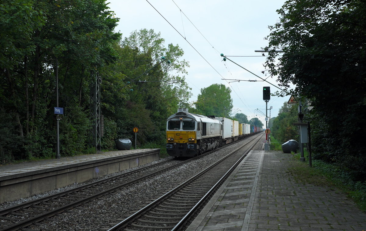 Mit dem sonntäglichen, vormittags verkehrenden Containerzug von Burghausen nach München war 247 043-3 am 17.09.17 in Poing unterwegs.