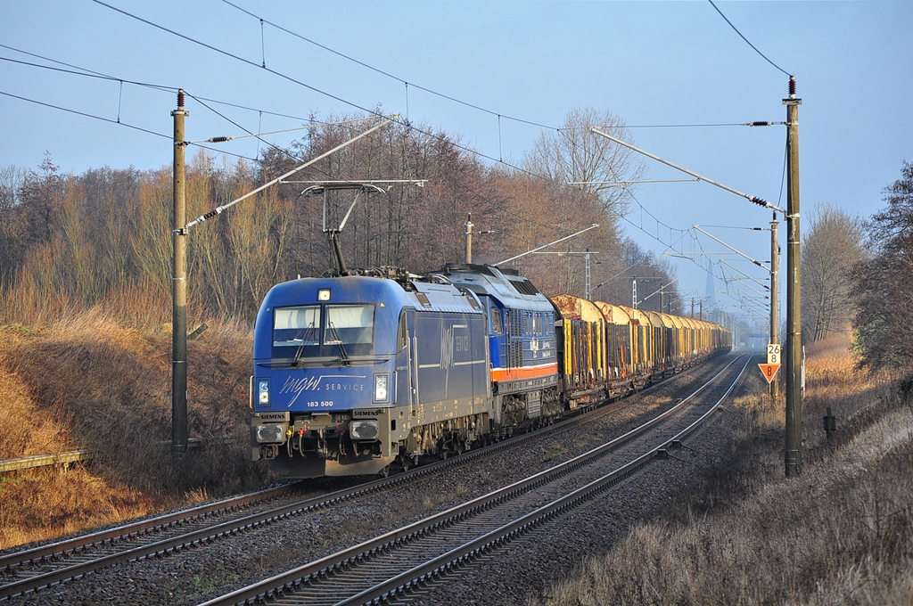 Mit einem Holzzug nach Stendal ist die 183 500 in Rostock-Bramow gestartet.M itgeschleppt wurde die 232 103 der Fa.Raildox.Am 14.02.2014 hat die Fahrt nach Stendal gerade erst begonnen.Hier in Sildemow. 