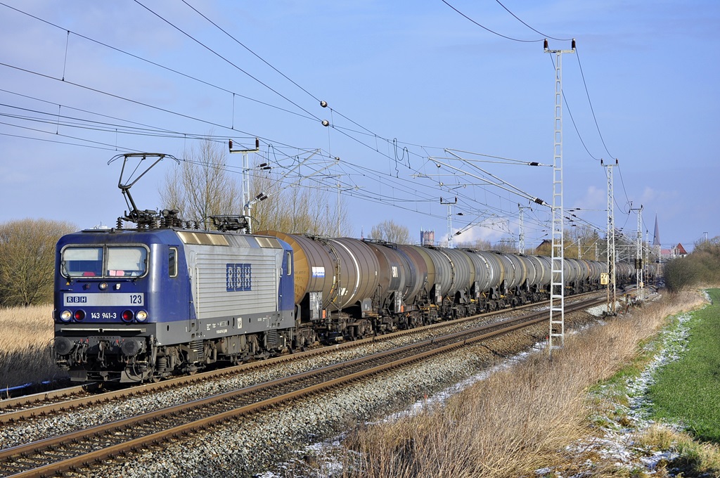 Mit einem Kesselzug ist die RBH-123(143 941) am 04.03.2015 unterwegs.Hier in Sildemow.
