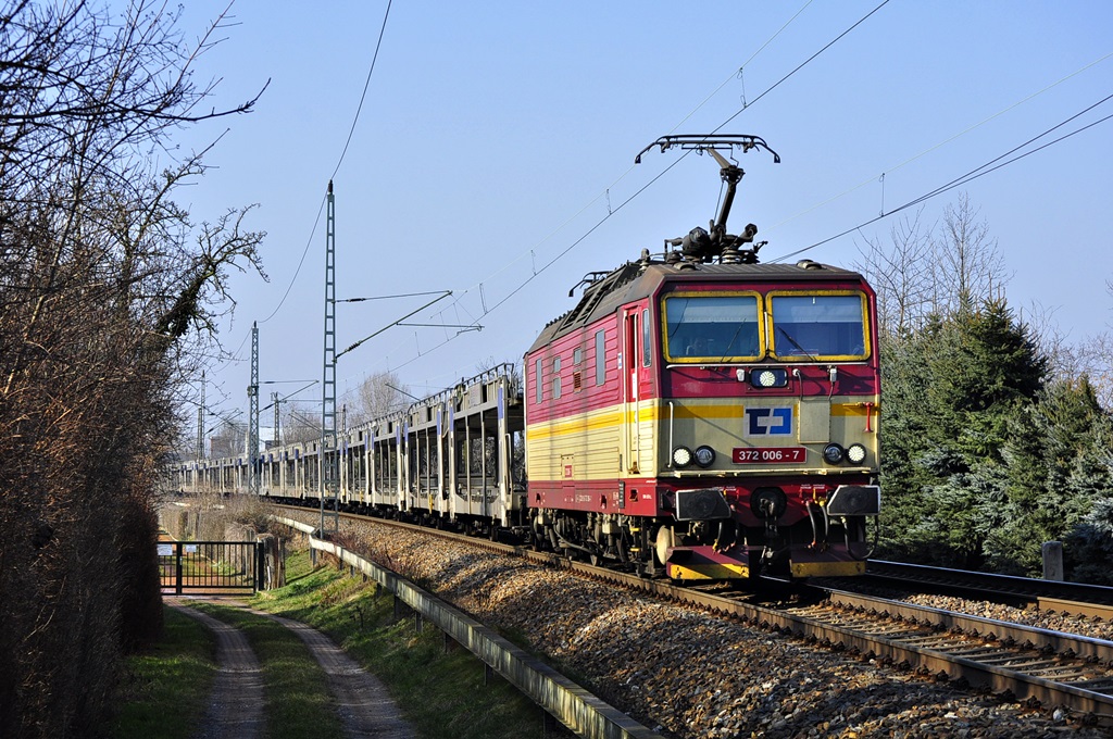 Mit einem leeren Autozug aus Falkenberg(Elster) rauscht die 372 006 am 14.02.2015 durch Dresden-Stetzsch
