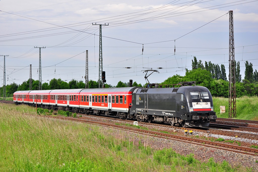 Mit einem RE nach Eisenach hat die ES 64 U2-009 soeben Grosskorbetha hinter sich gelassen,geknipst am 24.05.2014.