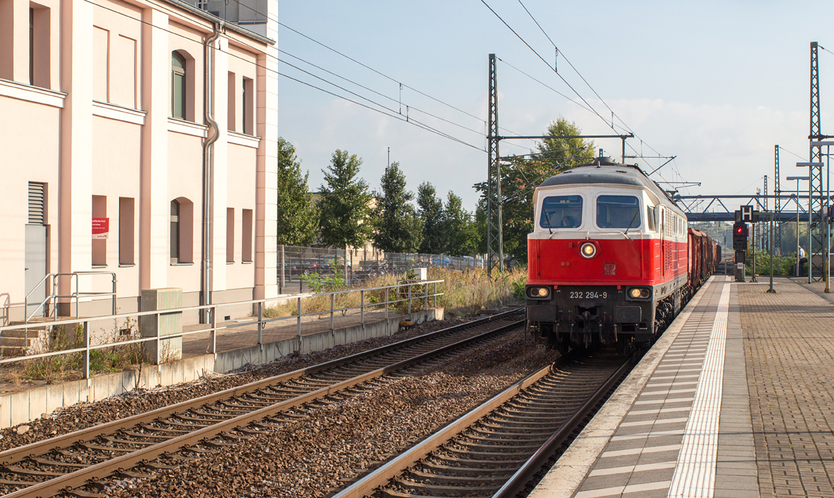 Mit einem relativ kurzen Güterzug zum Stahlwerk Quenz durchfuhr 232 294-9 am 24.09.16 den Brandenburger Hauptbahnhof.