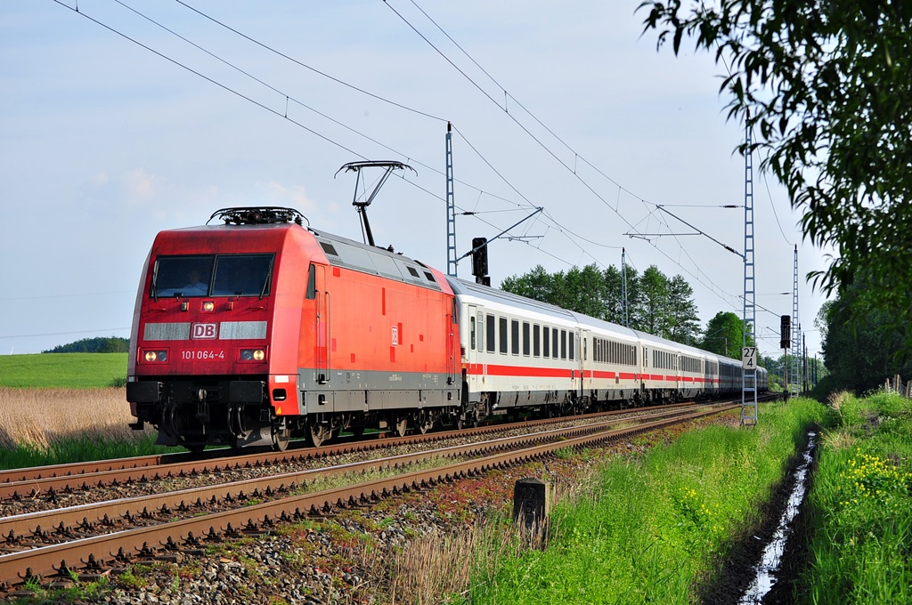 Mit großer Verspätung brachte die 101 064 den IC 2216 nach Rostock.Hier beschleunigt die 101 064 nach einem Signalhalt den Zug in Sildemow um in wenigen Minuten in Rostock Hbf einzufahren.