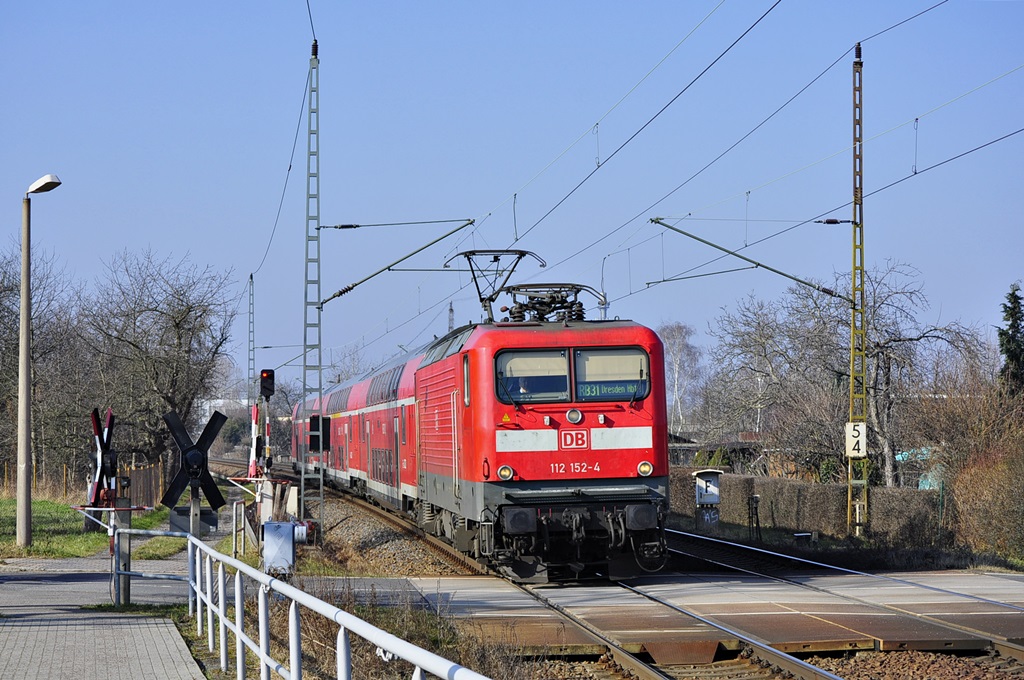Mit der RB 31 aus Elsterwerda-Biehla fährt die 112 152 am 14.02.2015 in Dresden Stetzsch ein.