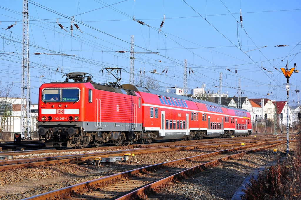 Mit einer S1 nach Warnemünde verlässt die 143 065 am 09.03.2014 Rostock Hbf.