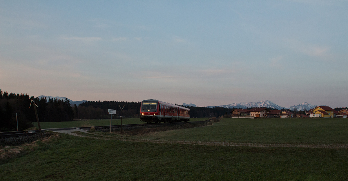 Mit einer Streckenlänge von gerademal 10,5 Kilometern war die Strecke Traunstein - Waging am See schon mehrmals von der Stilllegung bedroht, doch der Schüler- und Kurgastverkehr konnte sie am Leben halten - ist doch Waging am See ein nicht ganz unbekannter Kurort.

14 mal pendelt stündlich eine 628-Einfachgarnitur der Südostbayernbahn - am 10.04.15 war es 628 628-0 - auf dieser sehr steigungs- und kurvenreichen Stichstrecke, die sich durch die oberbayrische Landschaft schlängelt. Charakteristisch ist der hohe Pfeifton des Triebwagens, der wegen der reichlich vorhandenen, meist privaten Bahnübergänge ertönt und durch die Täler mehrfach schallt. So kann man sprichwörtlich am anderen Ende der Strecke bereits hören, daß der Zug  im Anmarsch  ist.

Der erste Zug des Tages nach Waging am See wurde in Weibhausen fotografiert. 