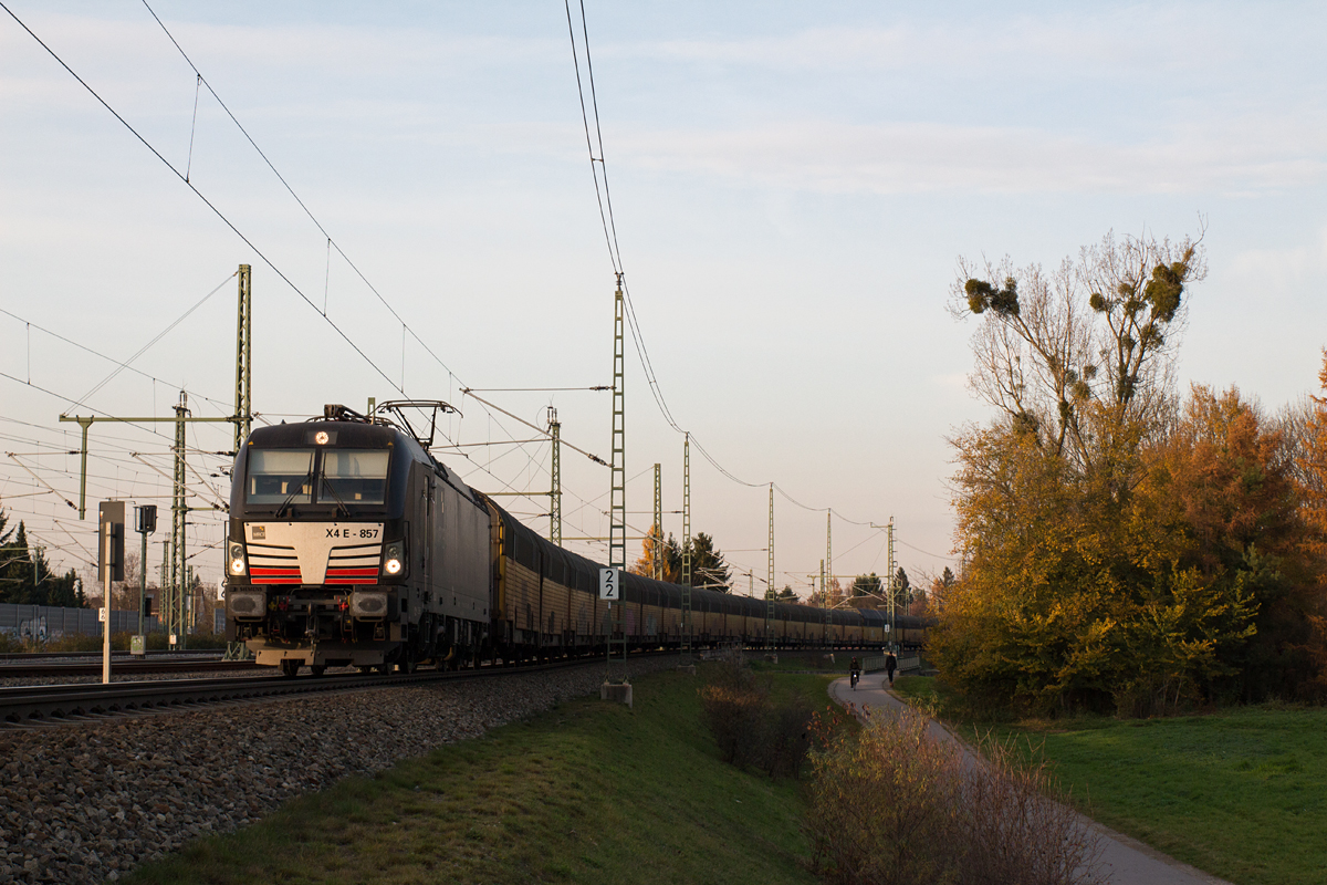 MRCE X4E-857 mit einem Autotransportzug in Richtung München-Laim wurde am 24.11.14 in München-Obermenzing fotografisch festgehalten.