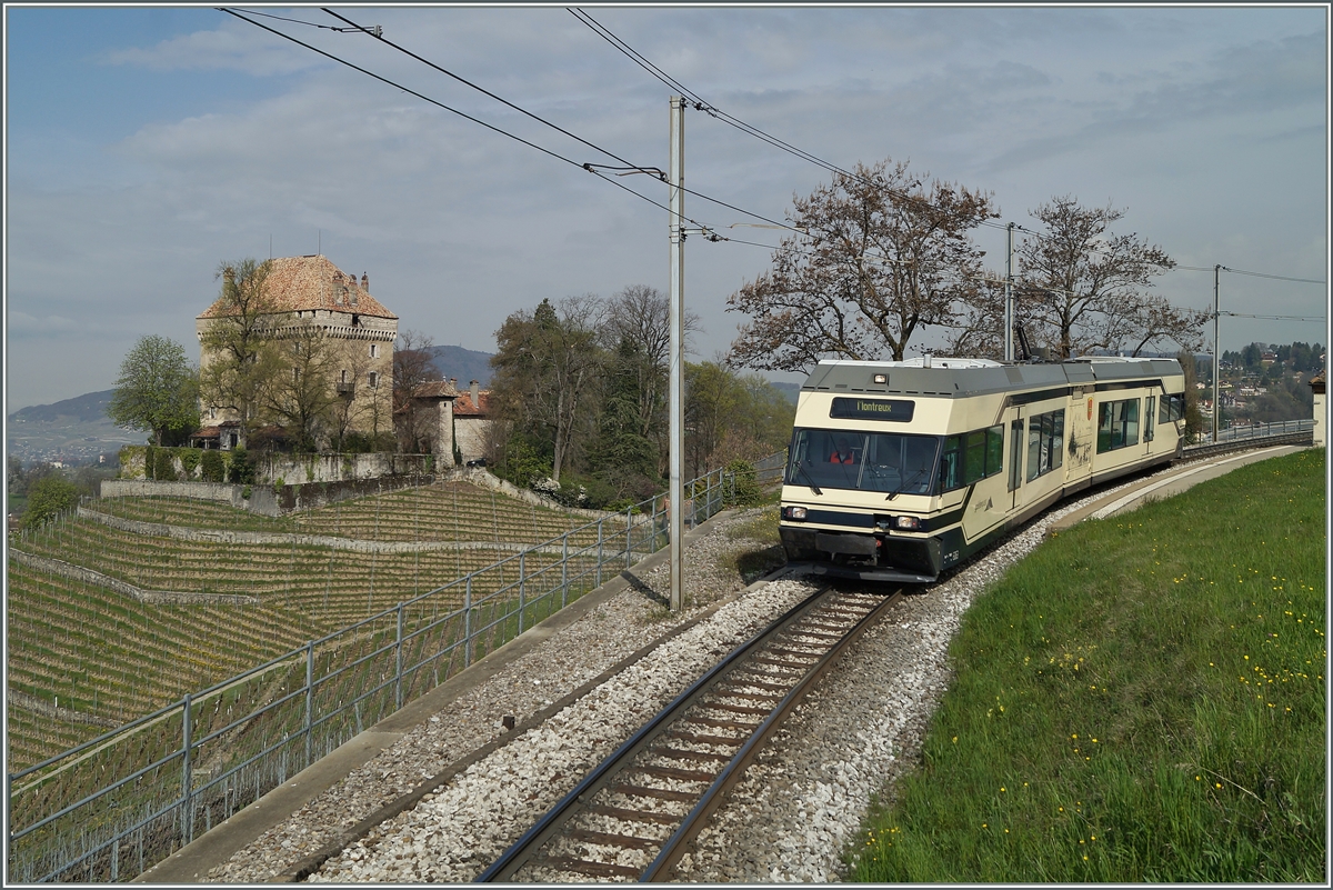 MVR GTW 7002 auf der Fahrt nach Montreux bei Châtelard. 
14. Arpil 2014