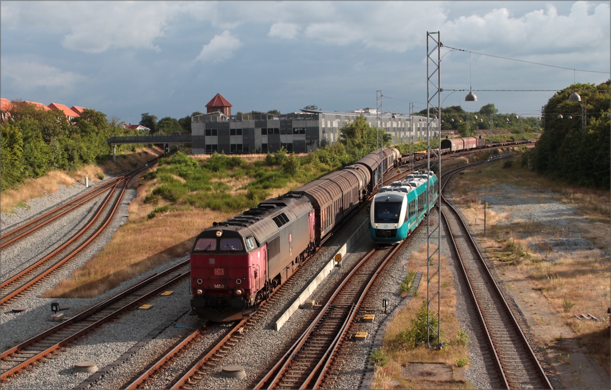MZ 1452 mit Güterzug bei der Einfahrt in den Bahnhof von Esbjerg. 24.07.15