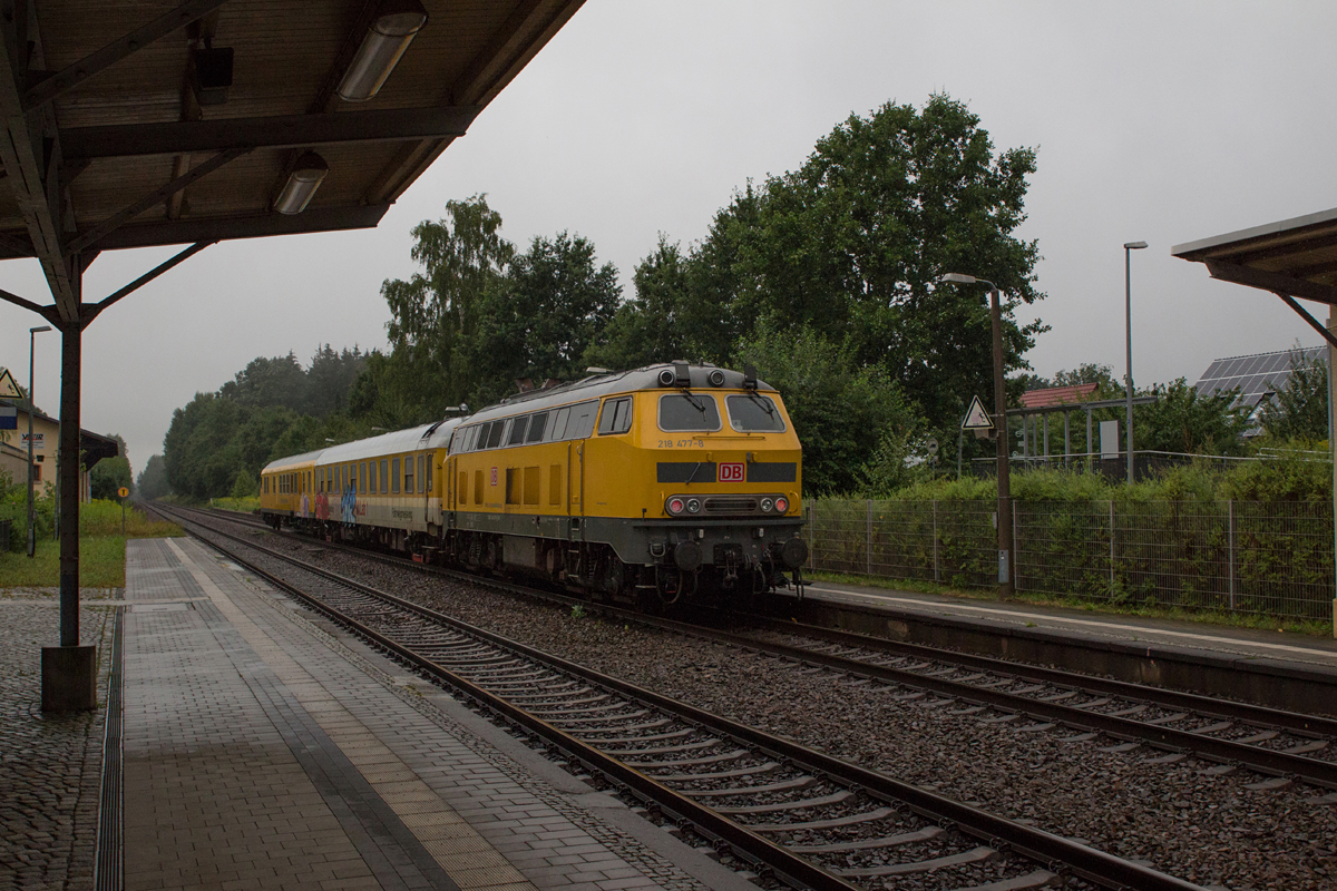 Nach einem Einsatz in der Oberlausitz fuhr DB Netz 218 477-8 mit ihrem Meßzug am 18.08.15 nach Dresden zurück. Das Bild entstand im Bahnhof von Großhartau.