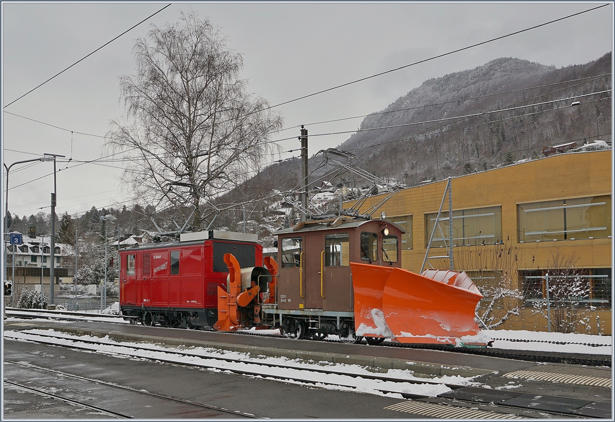 Nach getaner Arbeit auf der Strecke nach Les Pléiades erreicht die CEV HGe 2/2 (Baujahr 1911) und die X rot 91 den Bahnhof von Blonay und werden rasch in den Lokschuppen gebracht. 28. Jan. 2019